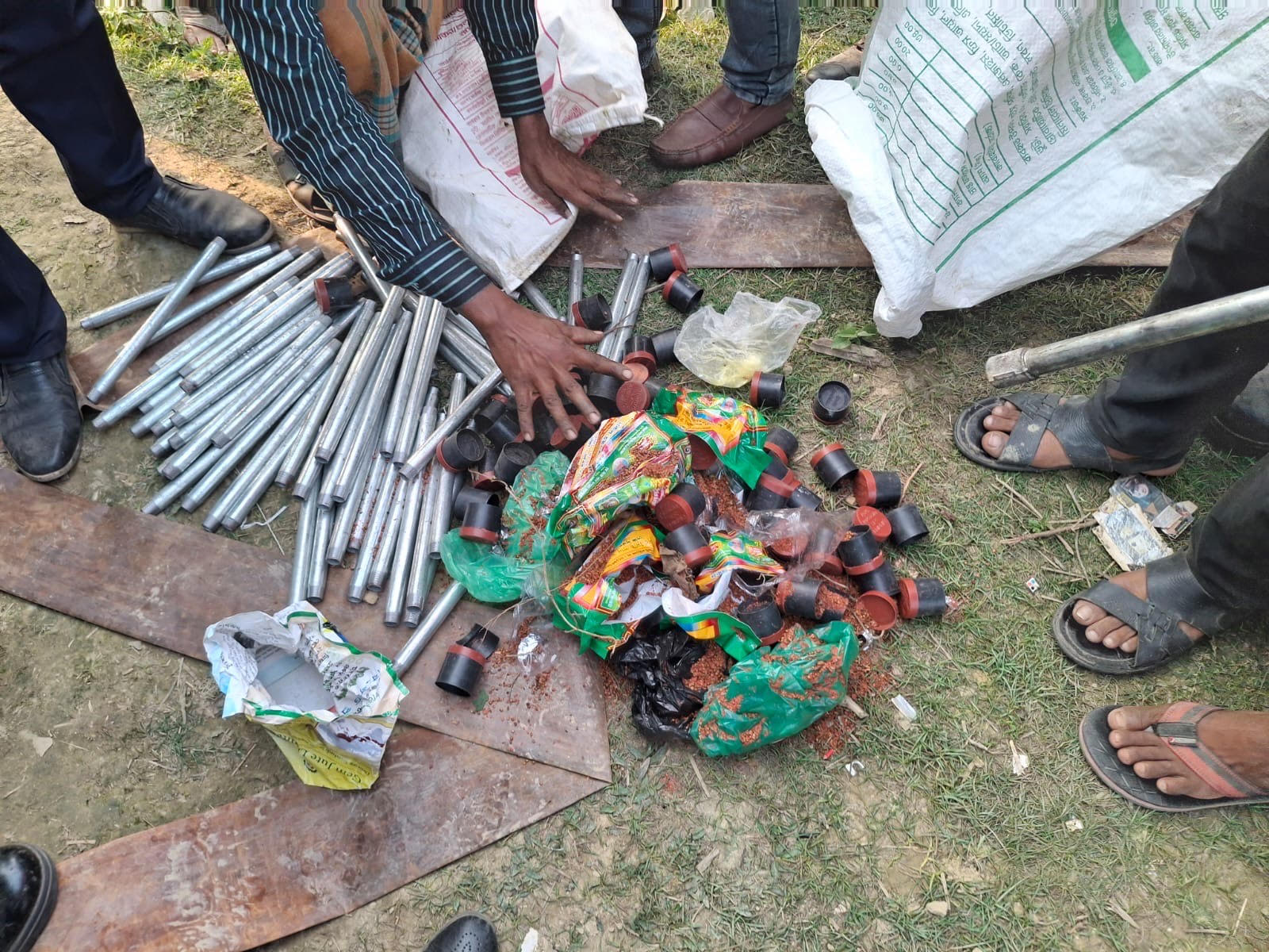 নাঙ্গলকোটে ককটেল তৈরির সরঞ্জাম ও জিআই পাইপ উদ্ধার