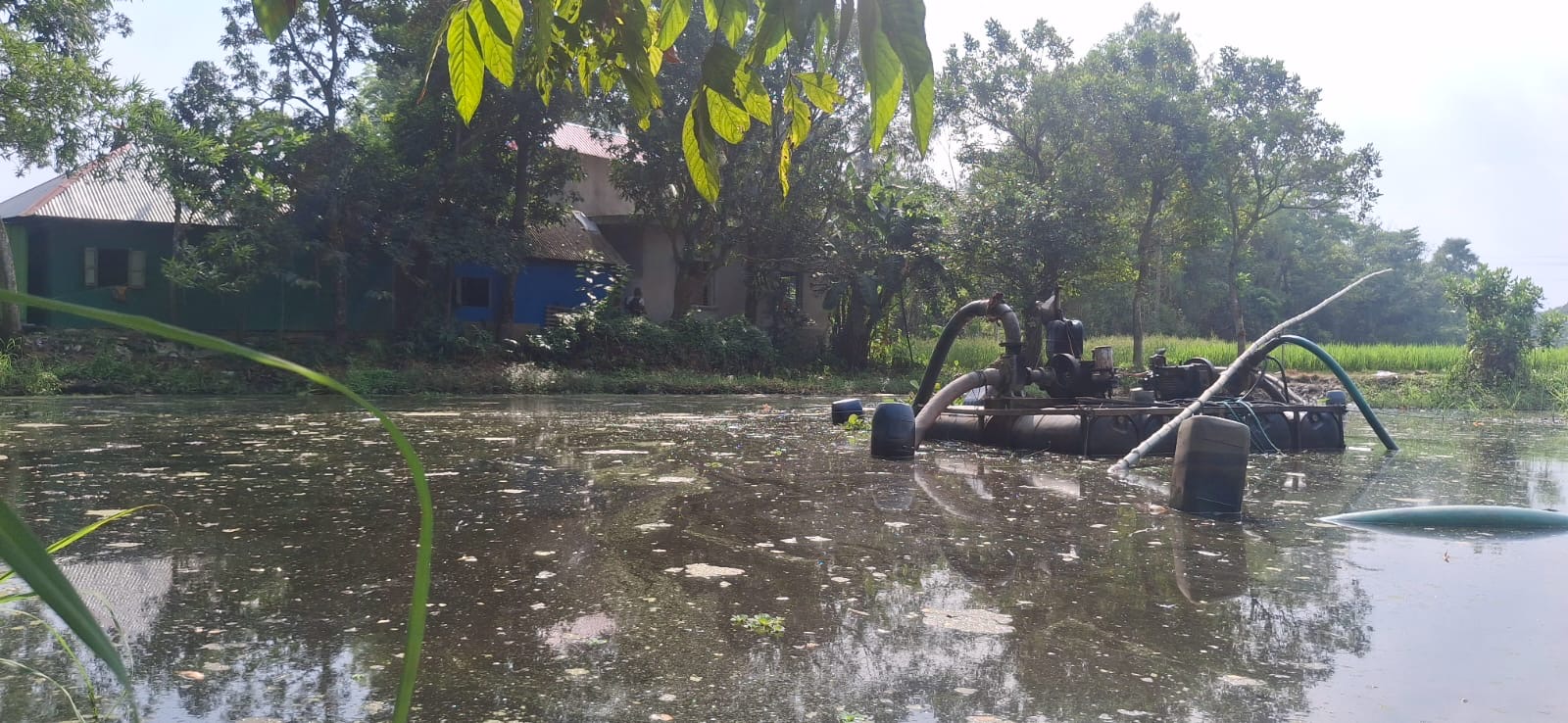 পুকুর থেকে ড্রেজার মেশিন দিয়ে বালু উত্তোলন বন্ধ