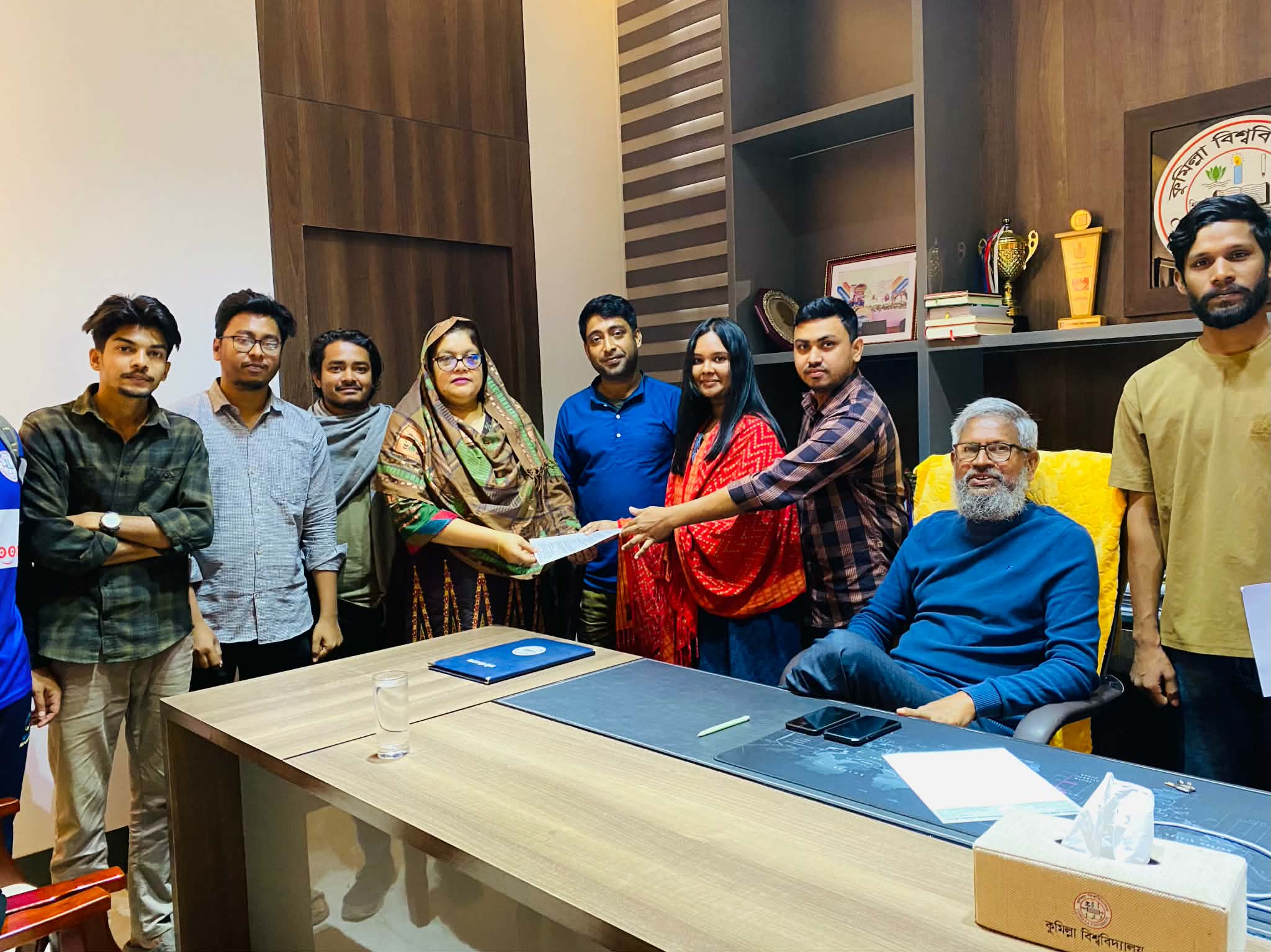 নতুন তিন রুটে বাস চালুর দাবিতে কুমিল্লা বিশ্ববিদ্যালয়ের শিক্ষার্থীদের স্মারকলিপি‎