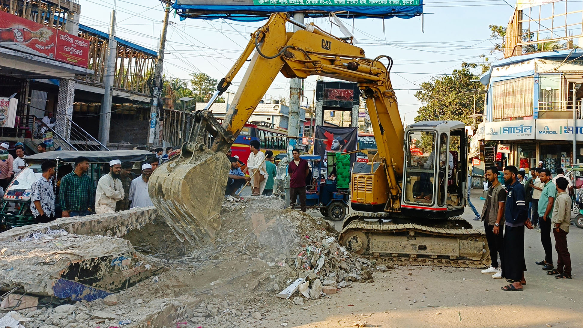 নাঙ্গলকোটে নৌকা তোরণ গুঁড়িয়ে দিয়েছে বিক্ষুব্ধ জনতা