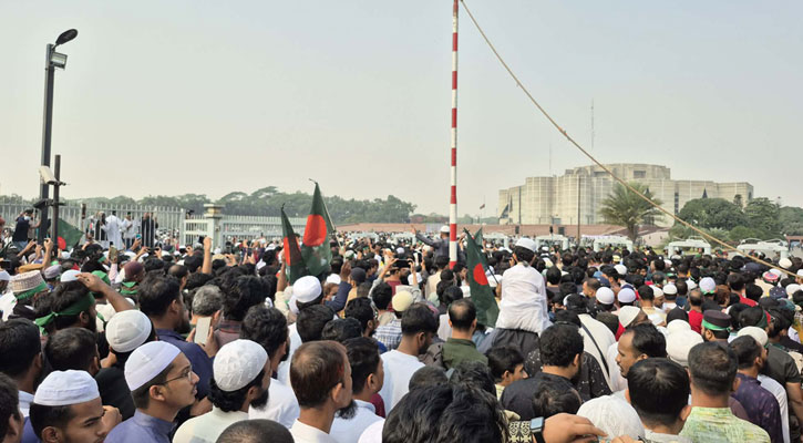 শহীদ হাদির জানাজায় সংসদ ভবন এলাকায় জনস্রোত