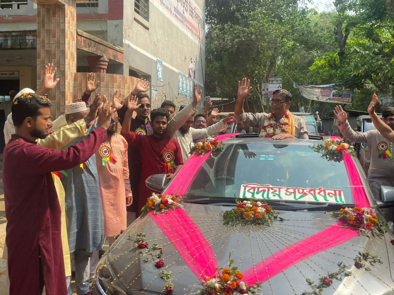 ফুল সজ্জিত ছাদখোলা গাড়িতে শিক্ষককে বিদায়