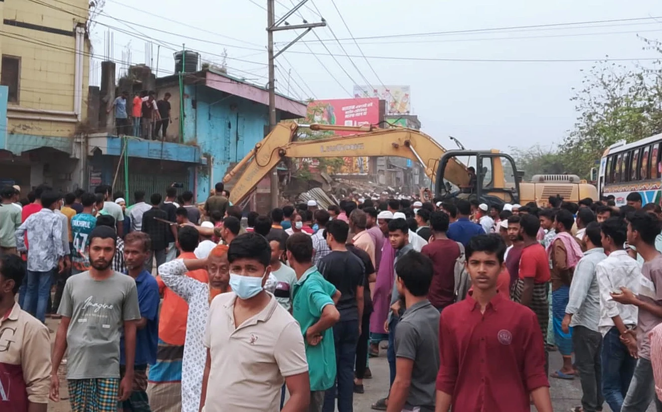 সুয়াগাজীতে ঢাকা-চট্টগ্রাম মহাসড়কের পাশে থাকা শতাধিক অবৈধ দোকানপাট উচ্ছেদ