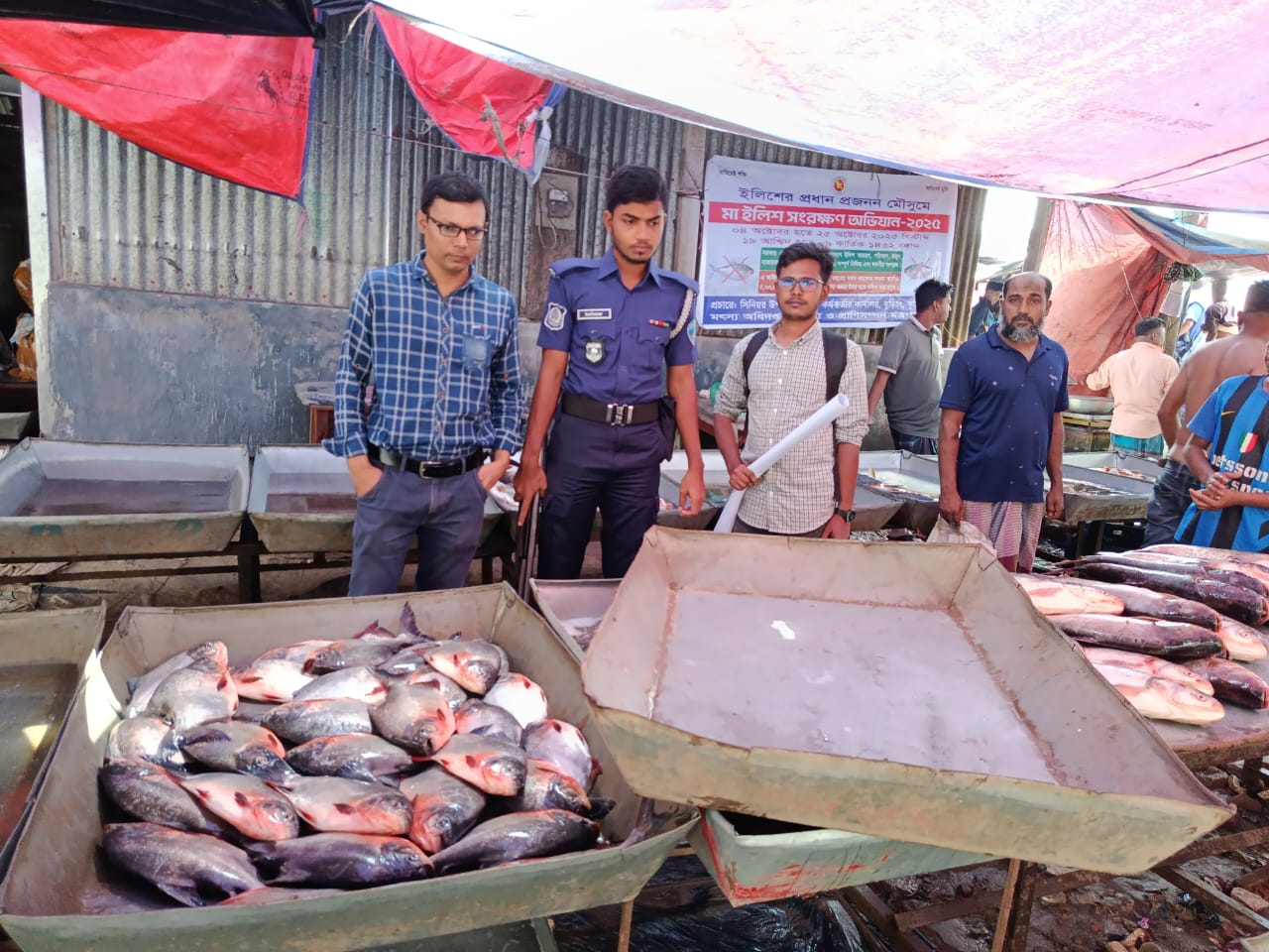 নিষিদ্ধ পিরানহা বিক্রিতে জরিমানা, ৫০ কেজি মাছ এতিমখানায় বিতরণ