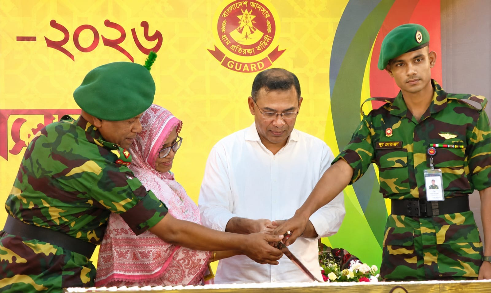 প্রধানমন্ত্রীর সঙ্গে কেক কাটায় অংশ নিলেন শহীদ জিয়ার দেহরক্ষীর স্ত্রী দেবীদ্বারের রওশন আরা