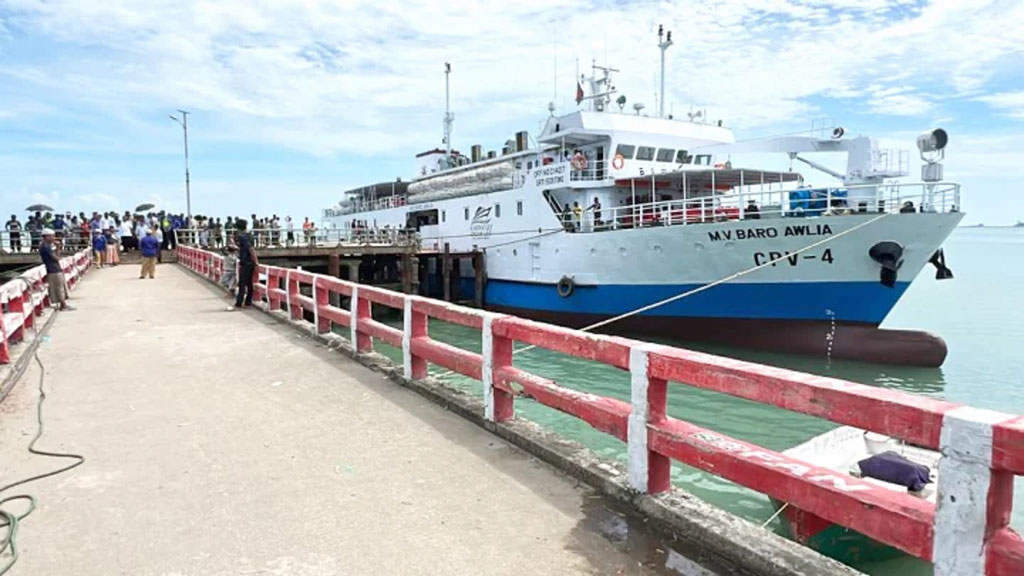 দীর্ঘ প্রতিক্ষার পর তিনটি জাহাজ সেন্টমার্টিনের উদ্দেশ্যে ছেড়ে যায়