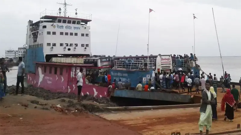 ঝোড়ো বাতাসের কারণে দৌলতদিয়া-পাটুরিয়া নৌপথে ফেরি চলাচল বিঘ্নিত