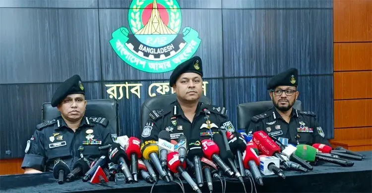 সামান্য কিছু জিনিসপত্র ছিনতাই করতে গিয়ে সিএনজিচালিত অটোরিকশা থেকে বুলেটকে মহাসড়কের পাশে ফেলে দেওয়া হয়, গ্রেপ্তার হওয়া পাঁচজনের স্বীকারোক্তি: র‌্যাব