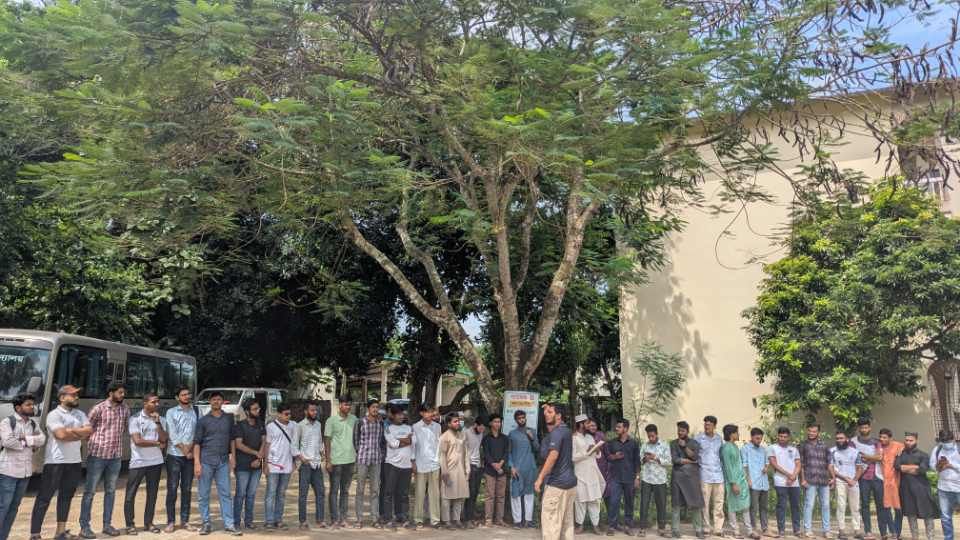 কুরআন অবমাননার প্রতিবাদে কুমিল্লা বিশ্ববিদ্যালয়ে মানববন্ধন ও বিক্ষোভ মিছিল