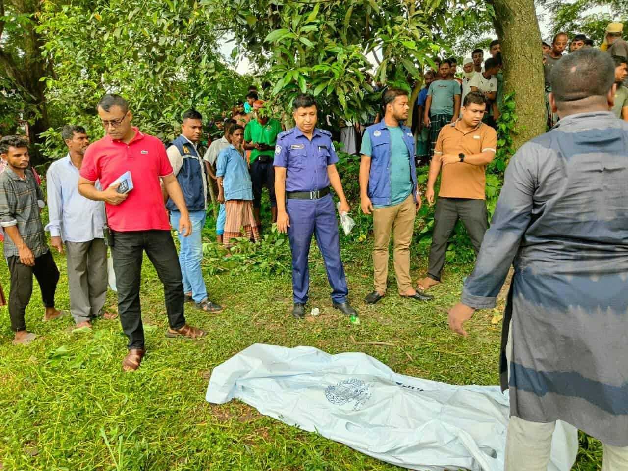 কুমিল্লায় সড়কের পাশে যুবকের গলাগাটা লাশ, পাশে ছুরি