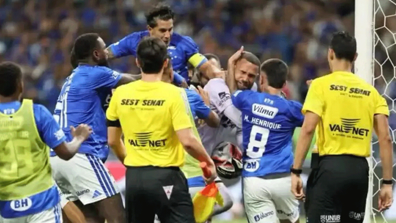 এবার ব্রাজিলে এক ম্যাচে ২৩ লাল কার্ড