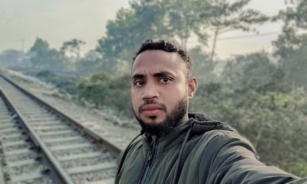 রেললাইনে সেলফি তুলতে গিয়ে ট্রেনে কাটা পড়ে যুবক নিহত