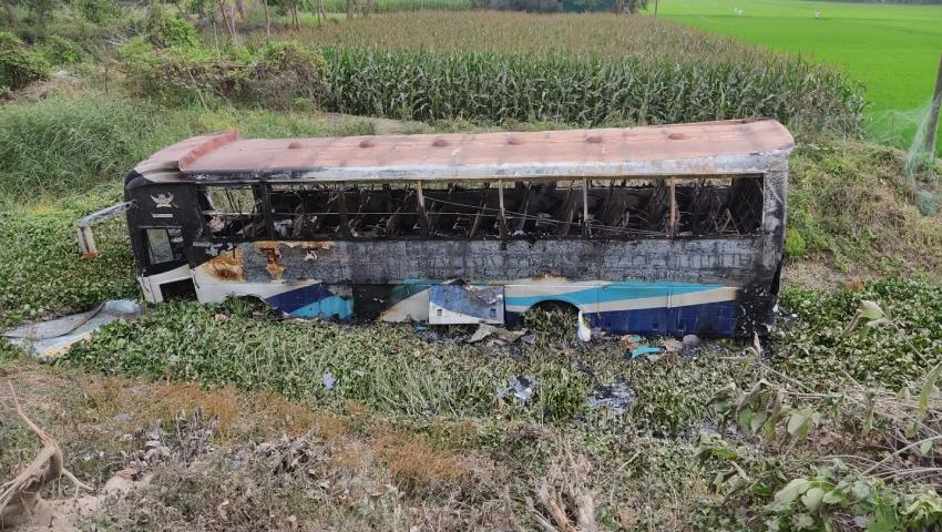 চাঁদপুরে ব্রিজের রেলিং ভেঙে বাস খাদে পড়ে আগুন