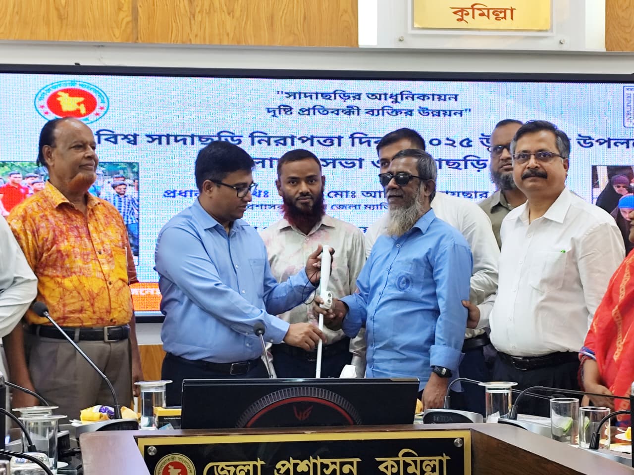 কুমিল্লায় ৩৬জন দৃষ্টিপ্রতিবন্ধীর মাঝে সাদাছড়ি বিতরণ