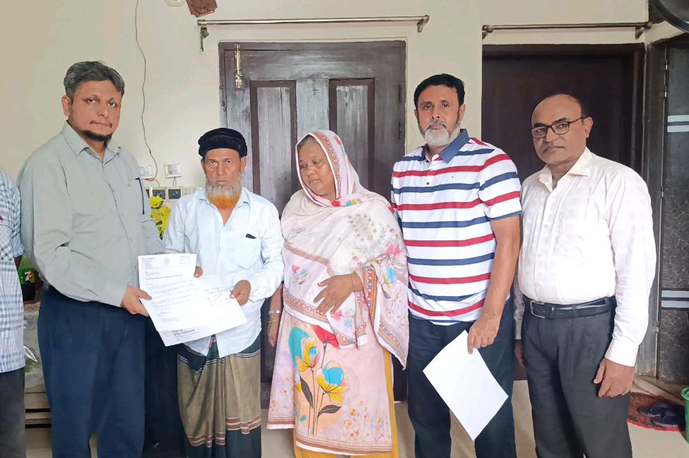 শহীদ আব্দুল কাইয়ুমের পরিবারকে আমন্ত্রণ জানাতে সাভারে বিশ্ববিদ্যালয় প্রশাসন