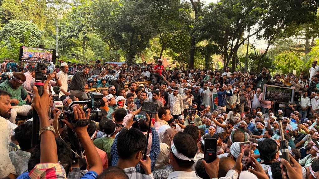 শহীদ মিনারে জড়ো হচ্ছেন শিক্ষকরা