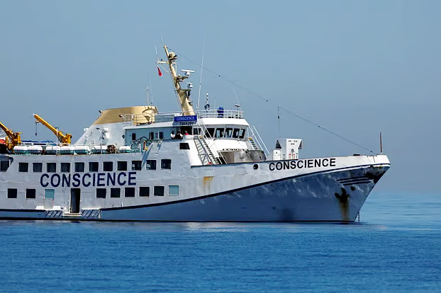 আলোকচিত্রী শহিদুল আলমদের বহনকারী কনশেনস জাহাজ আটক