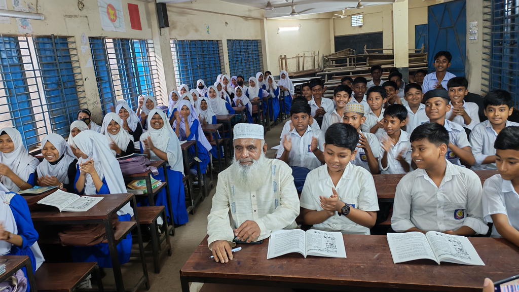 আতকা শ্রেণিকক্ষে ঢুকে শিক্ষার্থীদের সঙ্গে টেবিলে বসে পড়লেন সংসদ সদস্য মনিরুল হক চৌধুরী