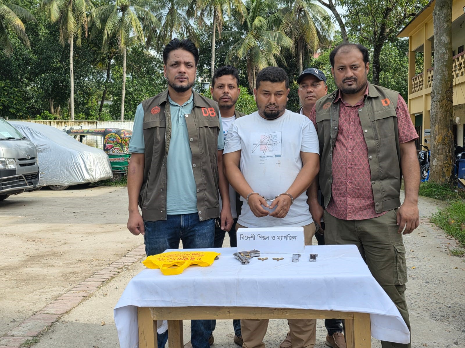 স্কুলছাত্রকে গুলির ঘটনায় ২৫ মামলার আসামি গ্রেপ্তার