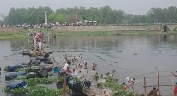 ব্রিজ ভেঙে নদীতে পড়ে প্রাণ গেল ৩ শিশুর, আহত শতাধিক