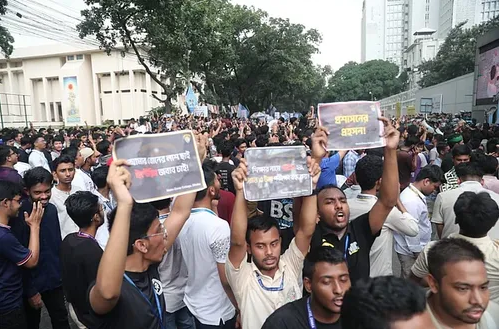 শিক্ষা উপদেষ্টা ও সচিবের পদত্যাগ দাবিতে সচিবালয়ের সামনে শিক্ষার্থীদের বিক্ষোভ