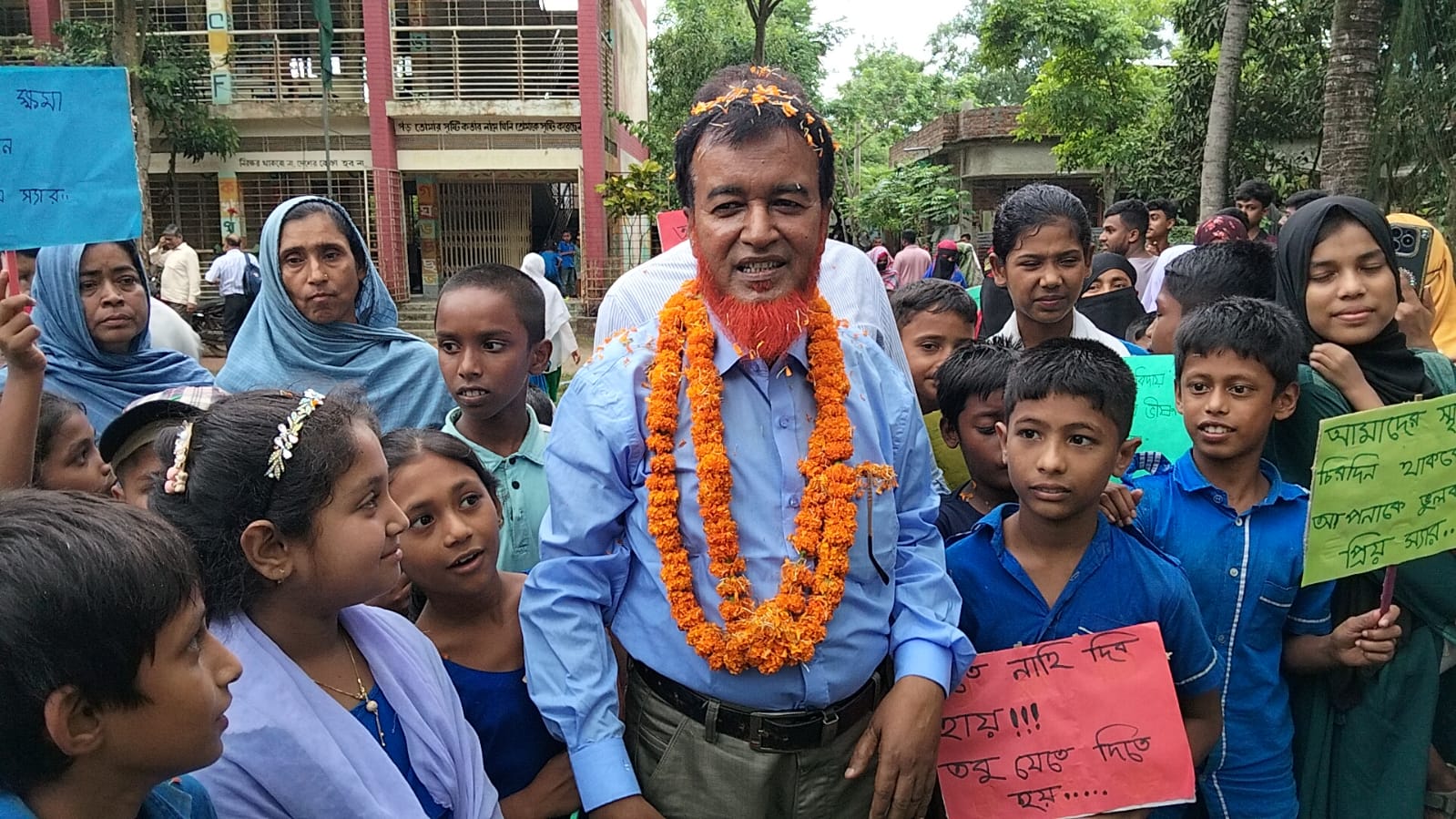ফুলসজ্জিত গাড়িতে অবসরপ্রাপ্ত প্রধান শিক্ষককে বিদায়