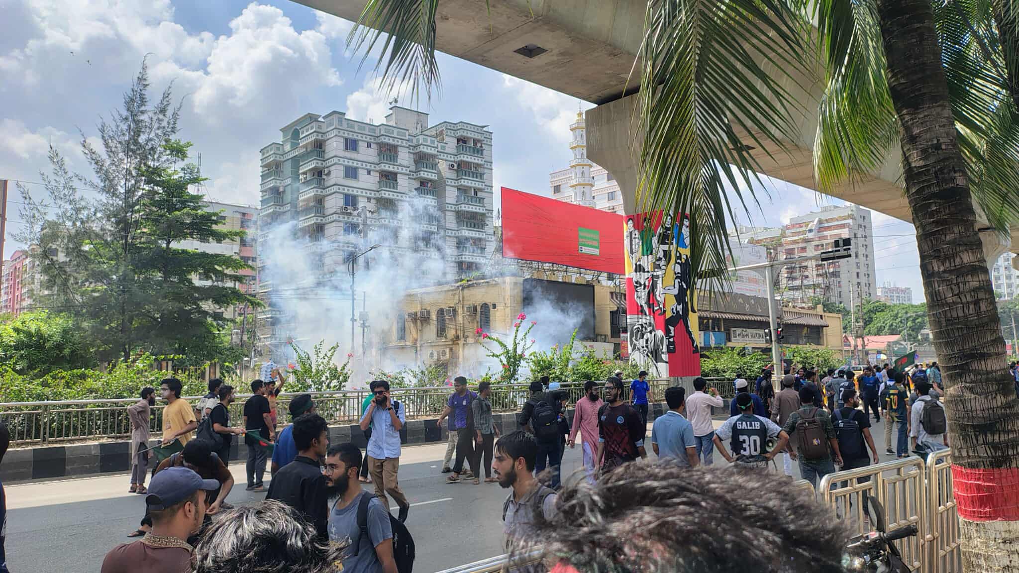 প্রকৌশল শিক্ষার্থীদের পুলিশের ধাওয়া, সাউন্ড গ্রেনেড নিক্ষেপ