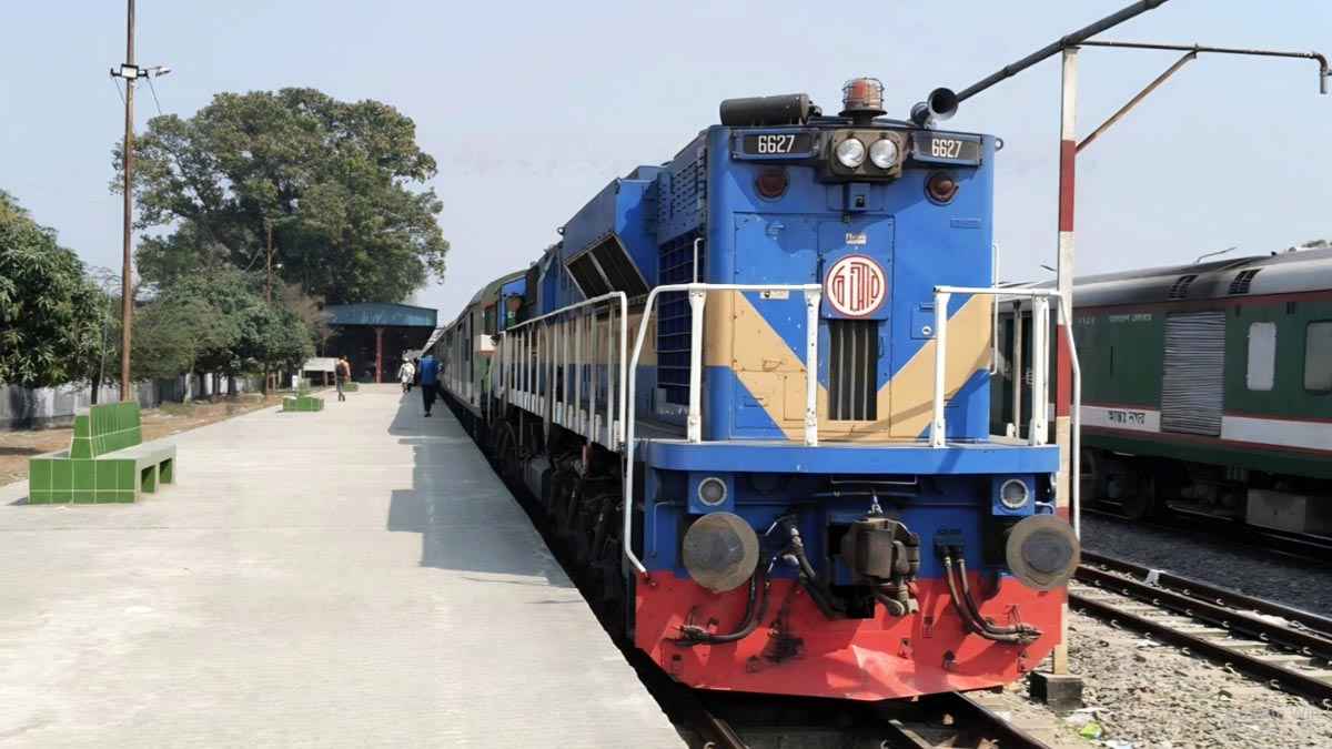 লাকসামে উদয়ন এক্সপ্রেস ট্রেন বিকল, গরমে ভোগান্তিতে যাত্রীরা