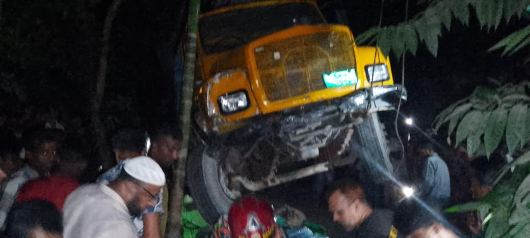 ট্রাকচাপায় মিশুক অটোরিকশার তিনজন নিহত, আহত পাঁচ