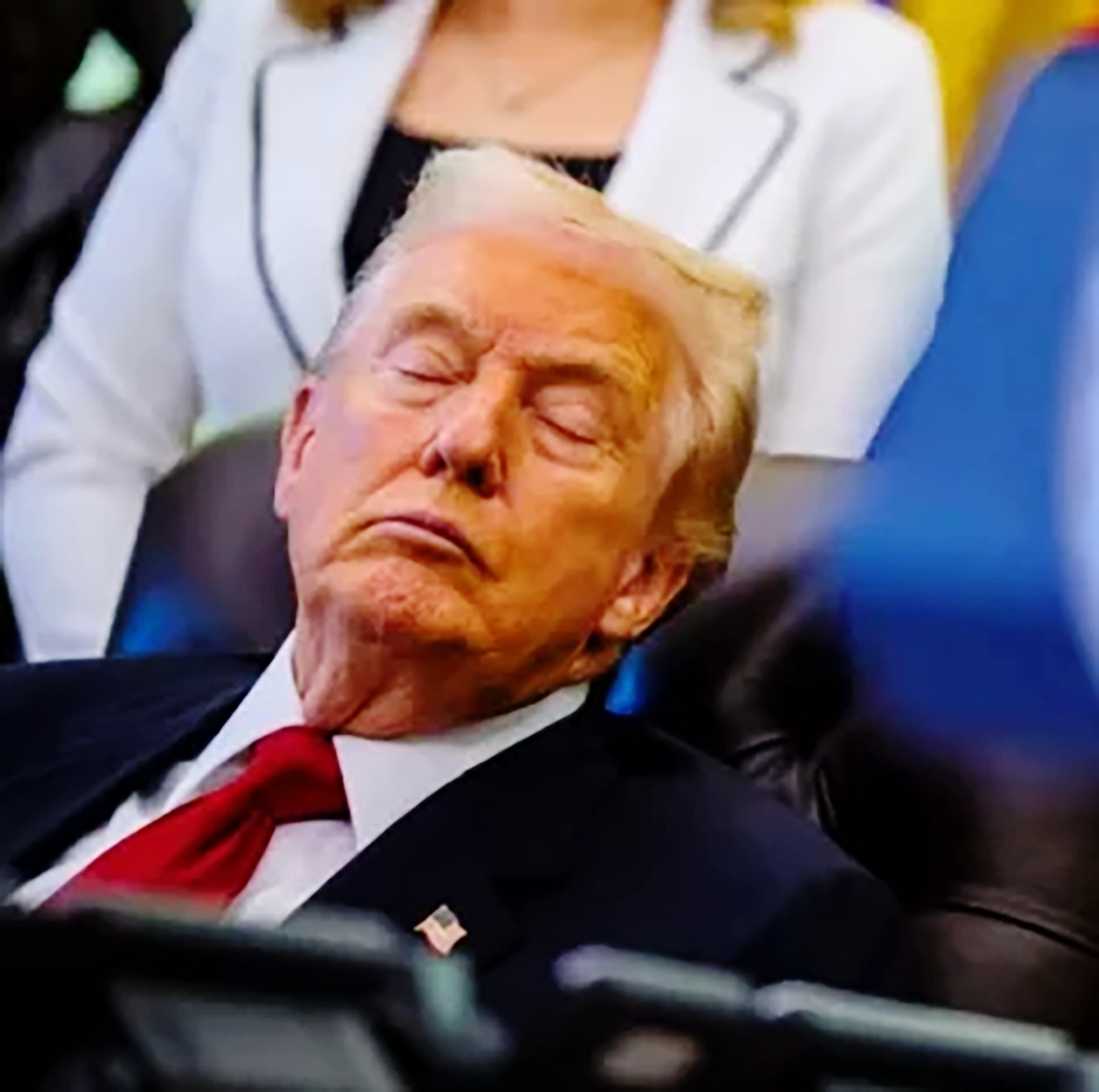 ঔষধের দাম কমানোর ঘোষনা দিয়ে ট্রাম্পের ঘুম