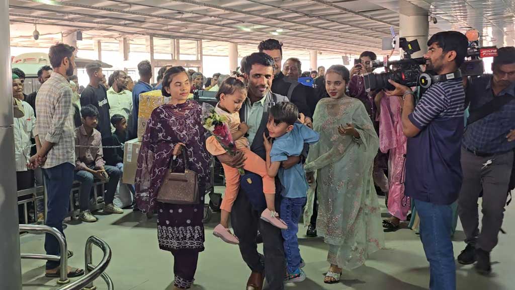 ঢাকায় ফিরলেন দুবাইয়ে আটকে পড়া ৩৭৮ বাংলাদেশি